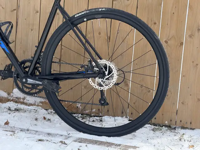 Like new Giant Gravel bike Size 56 cm in Road in St. Catharines - Image 7