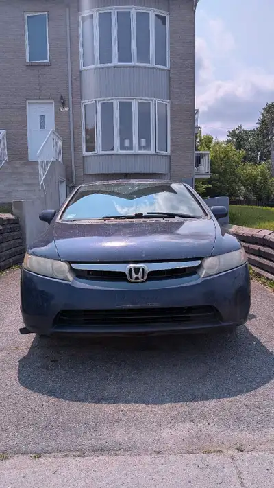 Je vends ma Honda Civic 2006 car je quitte la province. Excellente auto pour premier auto ou Doordas...