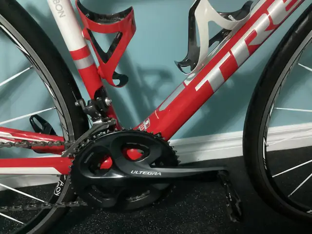 TREK MADONE 5.2  NEW TACX TRAINER and 2 WHEELSETS in Road in Fredericton - Image 4