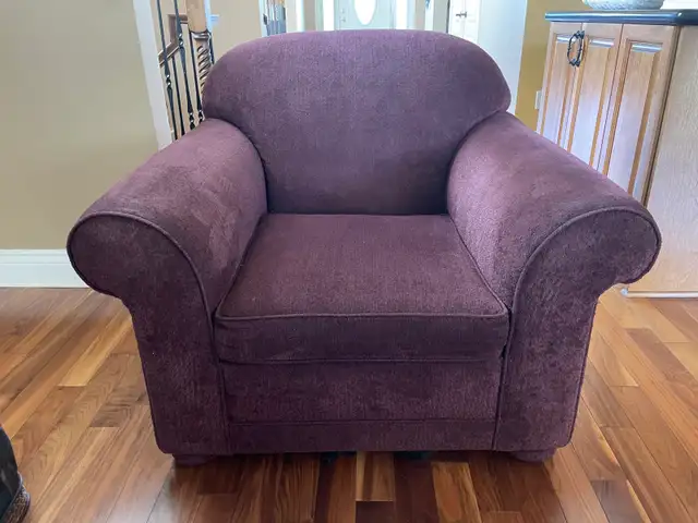 Oversized Burgundy Accent Chair with Pillow in Chairs & Recliners in Ottawa - Image 2