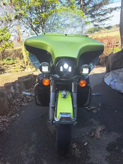 Nice Harley Davidson touring bike with lots of nice features. ABS brakes, heated grips, stereo, hiwa...