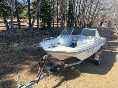 Trihull fibreglass Pacific Auto boat needs some cleaning and a little bit of TLC but otherwise is go...