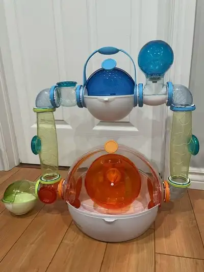 Grande cage (incluant terrier, bouteille à eau, cachette, bol à nourriture, roue d'exercice, cage tr...