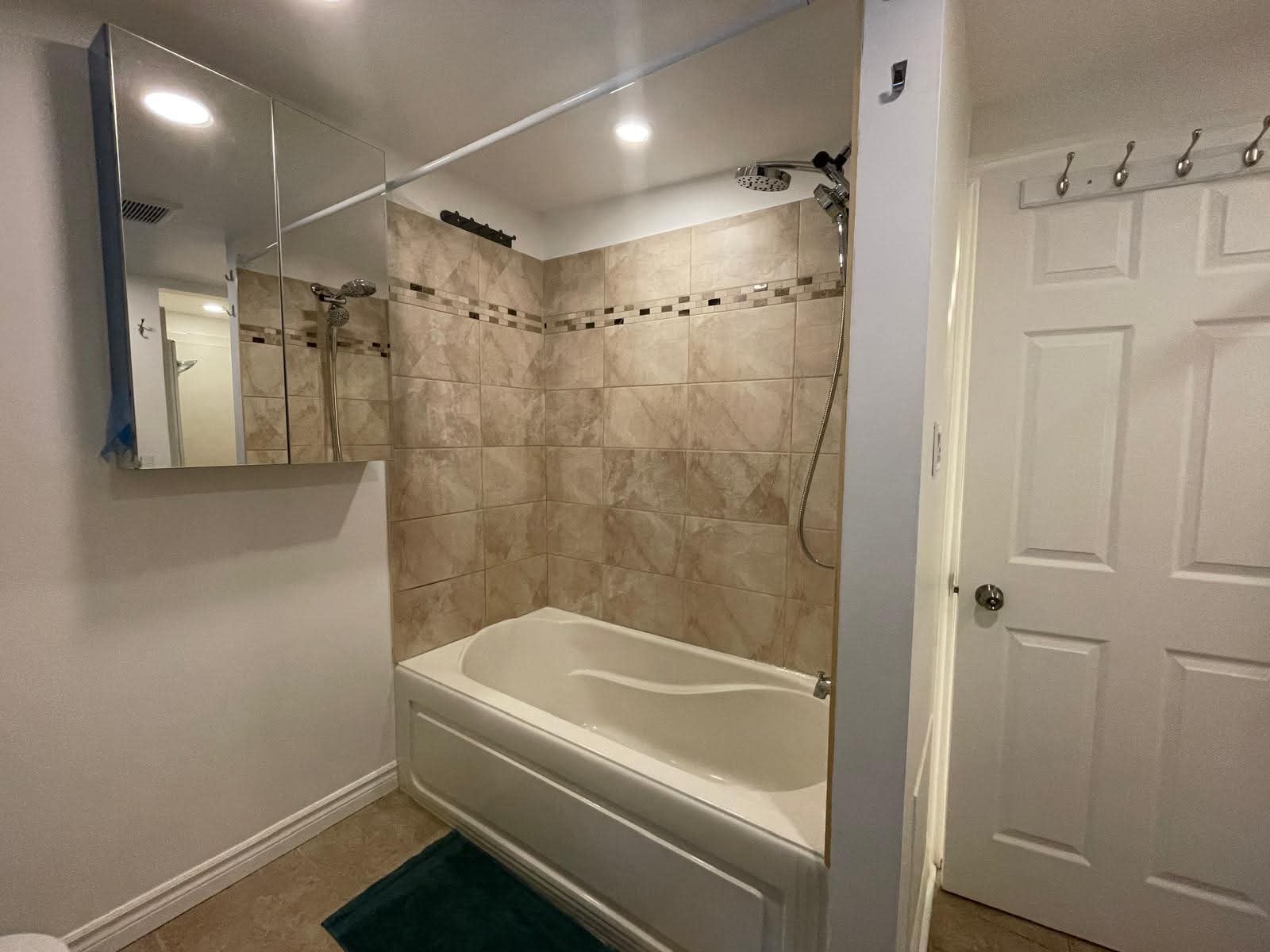 Grand 4 ½ condo – Lave-Vaisselle – Thermopompe – Cour-1er Août — photo 3