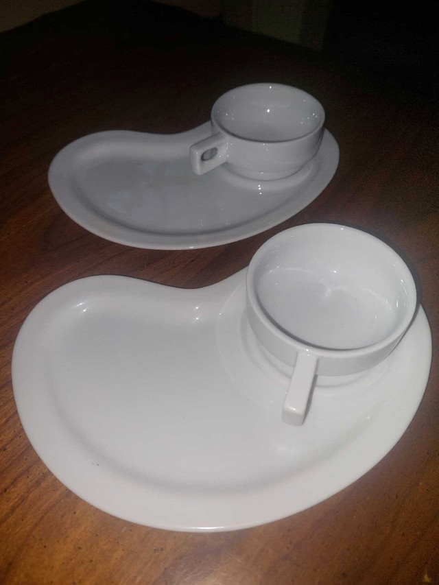 2 espresso mugs with serving trays / 2 tasses a espresso dans Vaisselle et articles de cuisine  à Ville de Montréal - Image 3