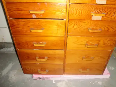 Armoire antique de métiers d'atelier,  vintage début  XIX siècle, View more