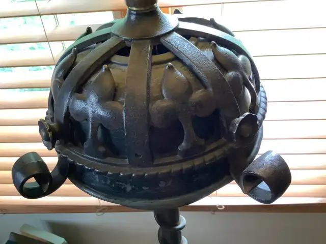 C1900 Gothic Vic 6 Panel Slag Glass Tiffany Style Cast Iron Base in Indoor Lighting & Fans in Belleville - Image 4