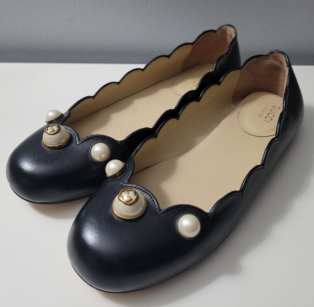 Gucci Women's Size 38 Black Leather Flats - Excellent Condition in Women's - Shoes in Vancouver - Image 2