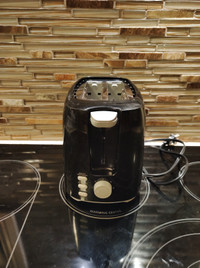 Black 2 Slice Toaster / Good Clean Working Condition $15