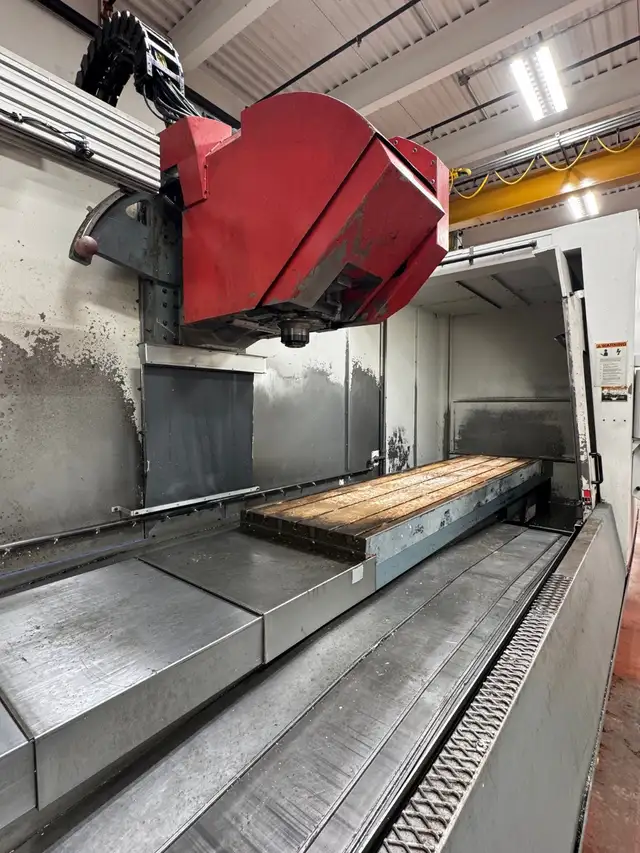 Cincinnati V5-3000 - Centre usinage vertical CNC 5 axes in Other in Drummondville - Image 3