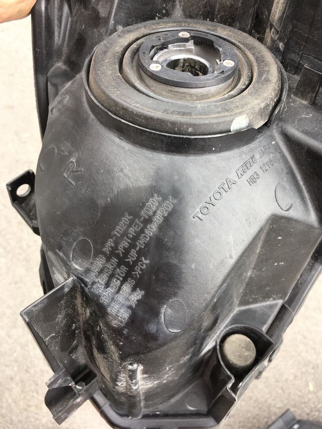 Prius 2010 - 2015 phare PASSAGER d’origine Toyota OEM headlight in Auto Body Parts in City of Montréal - Image 3