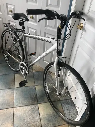 Vélo/bike hybride Trek 7300 pour homme Cadre 20"(51cm) en aluminium Roues 700C 24-vitesses Suspensio...