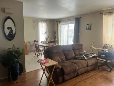 Logement 4-1/2 au 2 ieme étage, escalier intérieur et entrée indépendante, secteur tranquille de Bre...