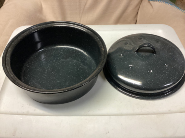 Metal Round Camping Pot With Lid. in Other in City of Halifax - Image 2