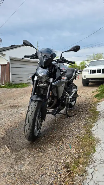 Bmw f900r looks like new, low km, just changed oil, heating grips, needs nothing, ready for new hous...