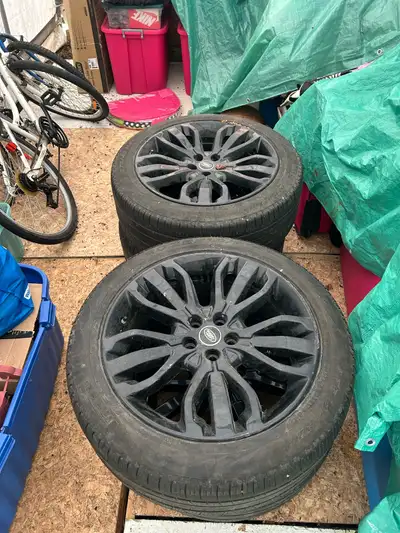 275/45/r21 Perelli scorpion tires on titanium factory Range Rover rims over 6k new in very good cond...