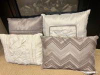 Set of 4 throw pillows 
