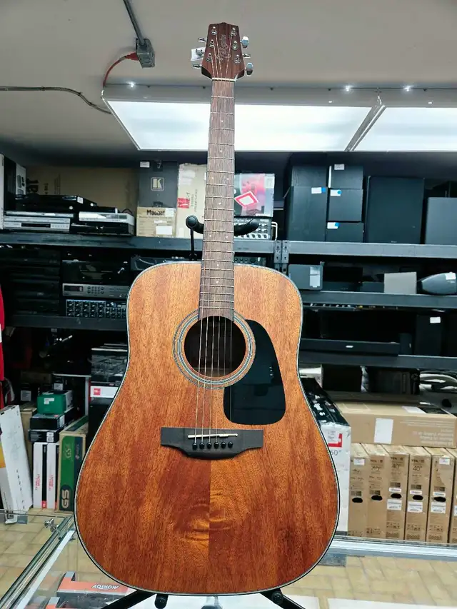 Guitare acoustique Takamine in Guitars in Longueuil / South Shore - Image 2