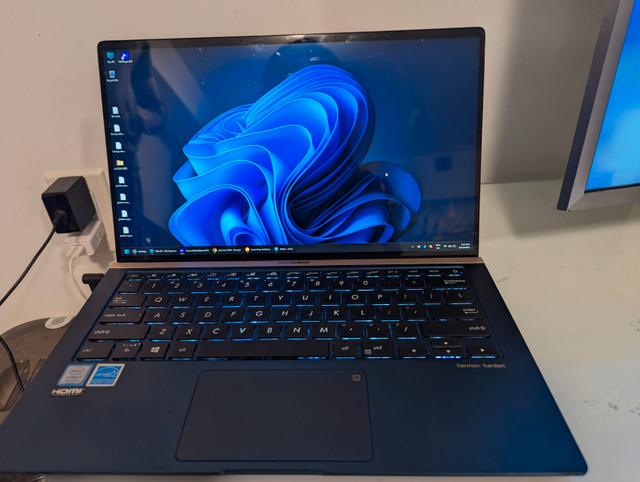 ASUS ZenBook 14 UX433FA-DH74 Ultra-Slim Laptop in Laptops in City of Toronto