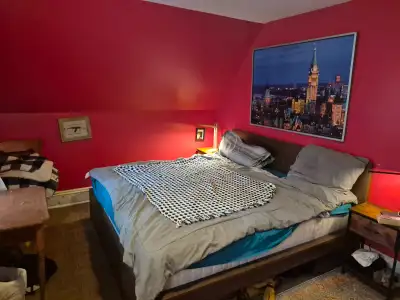 Private room in shared accommodation. One other roommate in house. Close to Water Street, Granville...