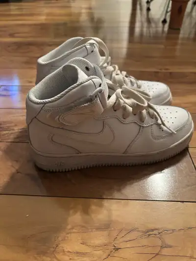 Ceci sont des air force one taille 7 je l’ai porté une fois les chaussures sont en très bonne état e...