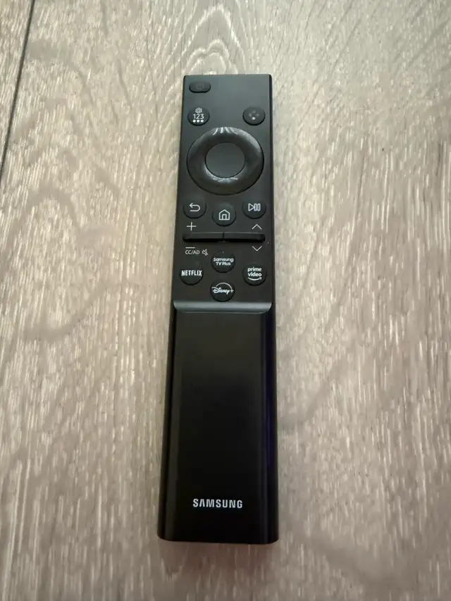 Samsung 55” Crystal UHD 4K Smart TV - Excellent Condition in General Electronics in City of Toronto - Image 6