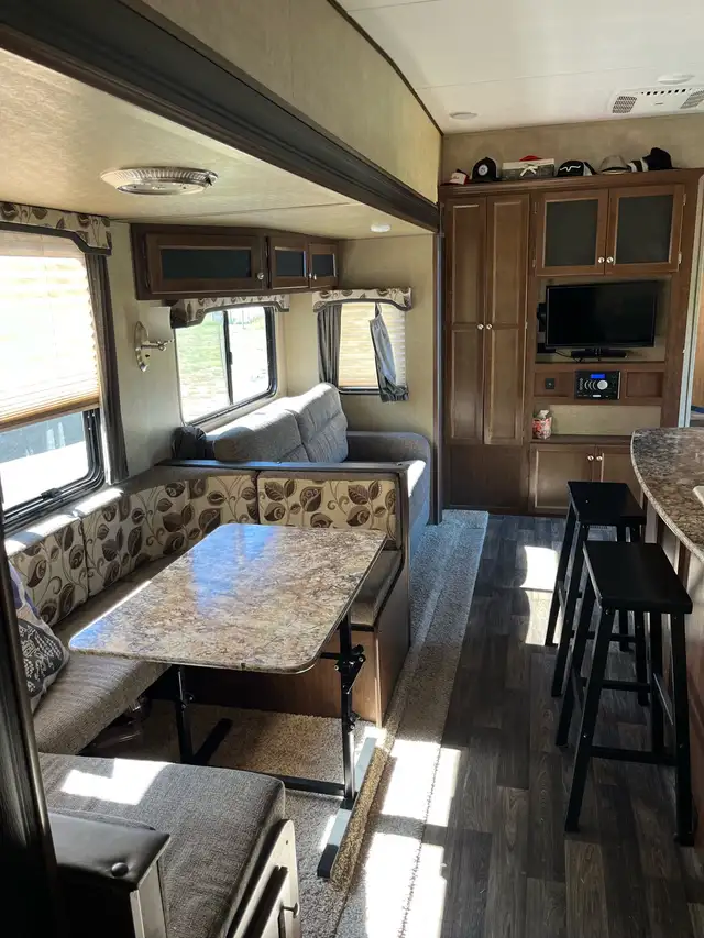 2017 Keystone 5th Wheel in Travel Trailers & Campers in Lloydminster - Image 8