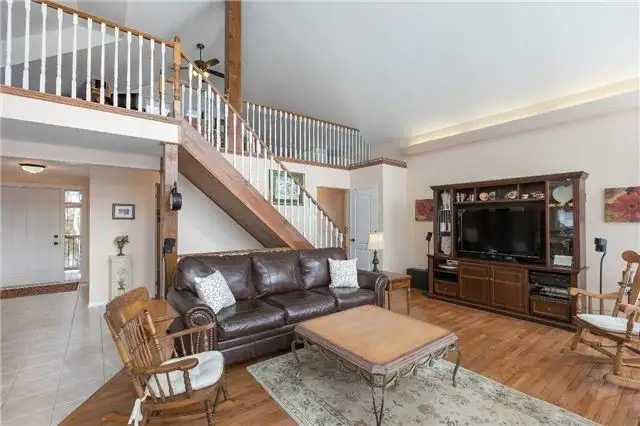 10 acre house for sale 1.79 million in Houses for Sale in Markham / York Region - Image 5