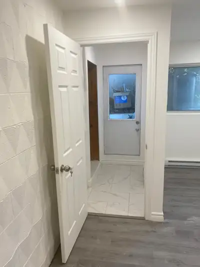 Soyez les premiers à habiter ce superbe 3 ½ entièrement rénové selon les plus hauts standards modern...