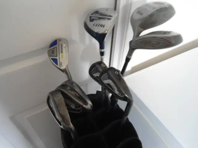 SET OF MEN'S RIGHT HANDED GOLF CLUBS WITH BAG   43 in Golf in Sudbury - Image 11
