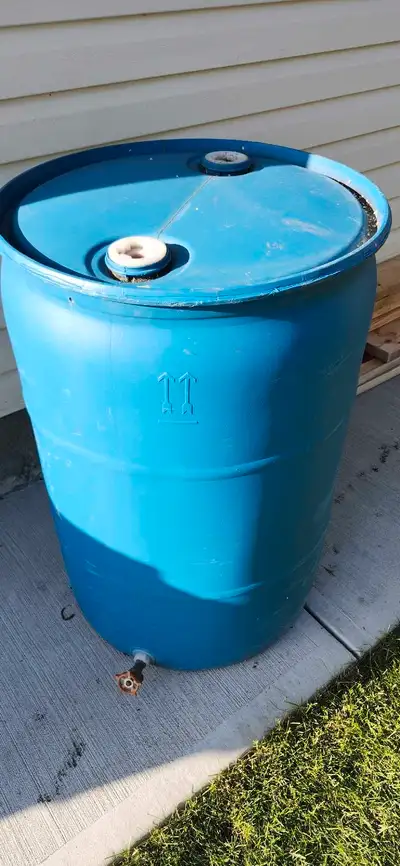 55 gallon plastic drum. This was used as a rainwater barrel.