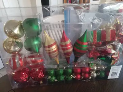 Boules+ branches de guï+ guirlandes+cocottes pin+autres décos, View more