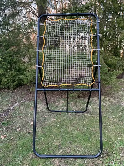 Get ready to elevate your lacrosse game with this STX lacrosse rebounder! This rebounder is in great...