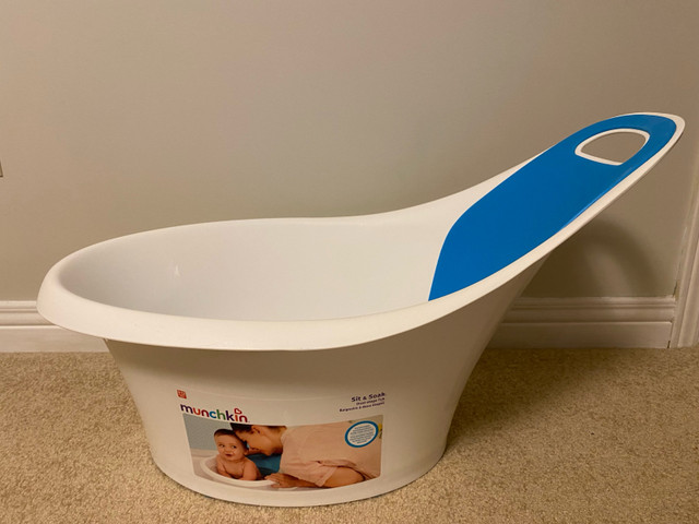 Munchkin Sit and Soak Baby Bathtub in Bathing & Changing in Markham / York Region