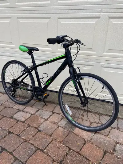For sale: Giant Escape JR hybrid bike. 14” frame, 23” tires. Some cosmetic scratches on the frame. W...