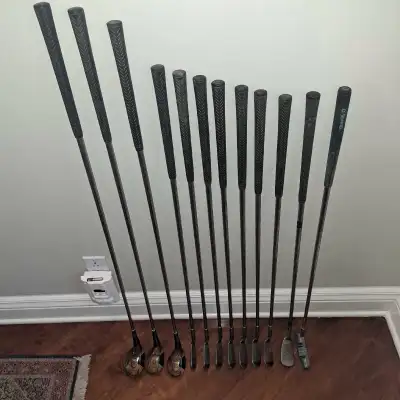 Set droitier comprenant: Bois Onyx série 4200 1/3/5 Fers 3/4/5/6/7/8/9 Onyx Walter Hagen Putter Spal...