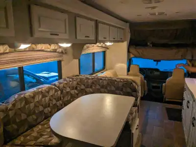 2013Forest River Sunseeker Moteur Ford Triton , 6,8 litres V10, model e-450, 2 extensions une double...