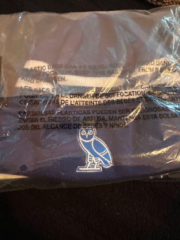 Maple leafs x OvO beanie in Men's in Oakville / Halton Region - Image 2