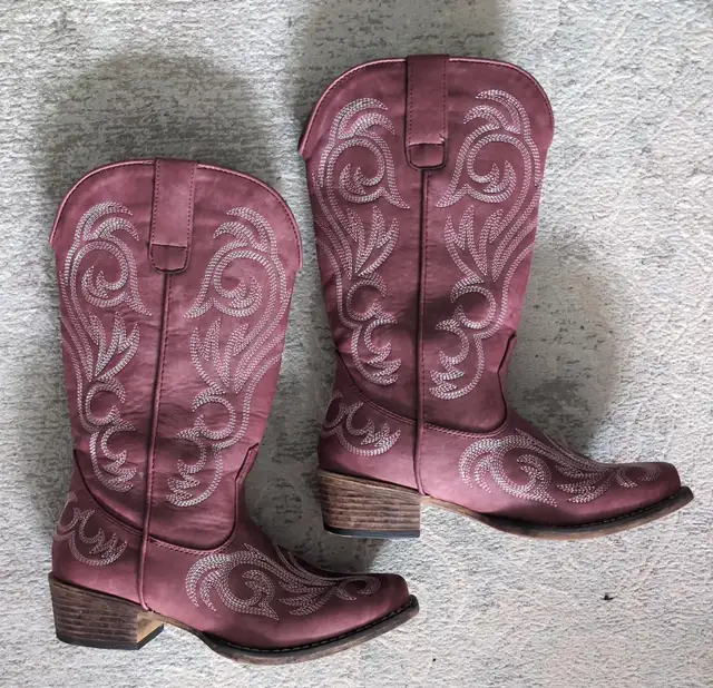 ROPER WOMENS  COWBOY BOOT VINTAGE RASPBERRY FAUX LEATHER SIZE 6 in Women's - Shoes in City of Toronto - Image 4