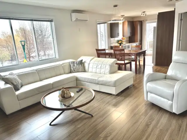 4 ½ MEUBLÉE– a CHOMEDEY