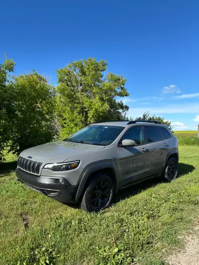 2019 Jeep Cherokee 4x4 188,600 km Heated leather seats Tires have 20,000km on them *has been burning...