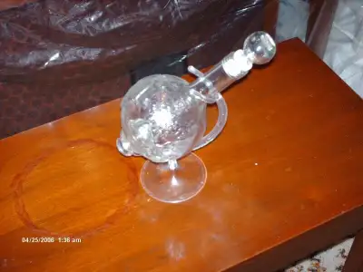 bouteille décorative pour sirop ou vin 10 po. de haut sur support VOIR MES AUTRES ANNONCES