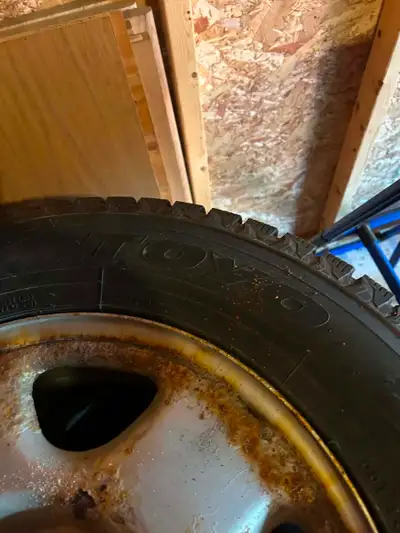 Pneus toyo observe hiver 235/65R17 sur rim Honda Utilisé 5 mois