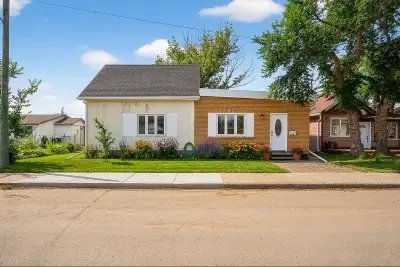 House for Sale Welcome to this beautifully fully renovated 3-bedroom, 3-bathroom home, where no deta...