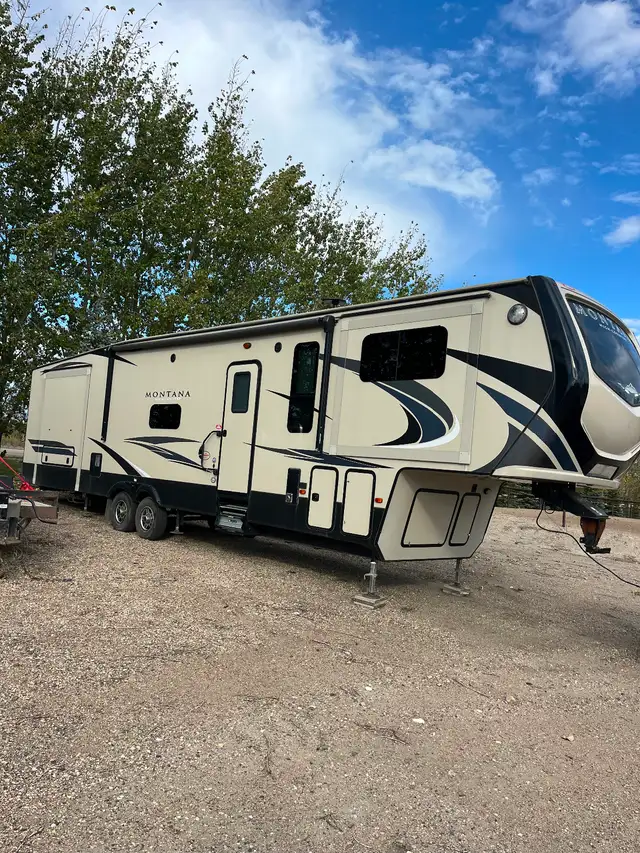 2018 Montana 374FL 5th Wheel Camper in Travel Trailers & Campers in Regina - Image 3