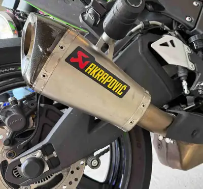 Fit 2016 to 2020 Kawasaki Ninja ZX-10R, Akrapovic Slip-on Exhaust (S-K10SO17-ASZ). Carbon fiber and...