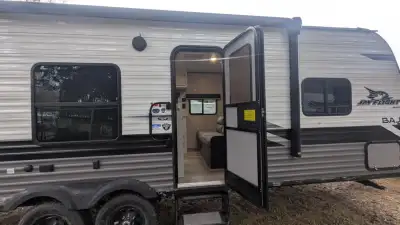 Family Camping Machine – Light, Strong & Fully Loaded Selling our 2022 Jayco Jay Flight Baja Edition...