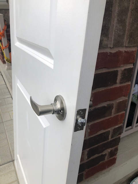 Single Door with Hinge and Handle in Other in Mississauga / Peel Region - Image 2