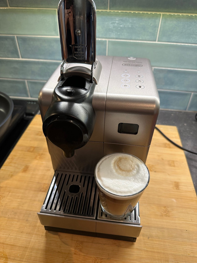 Nespresso Lattissima Touch Original Espresso Machine with Milk F in Coffee Makers in Hamilton - Image 2