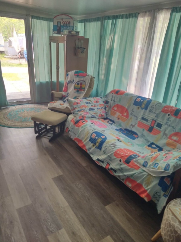 Refurshed Trailer,Addition Room, quiet park outside Dunnville. Park